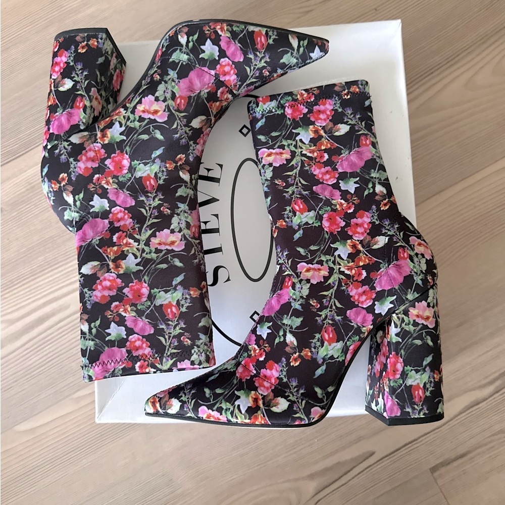 NIB VTG Steve Madden Lombard Floral Boots